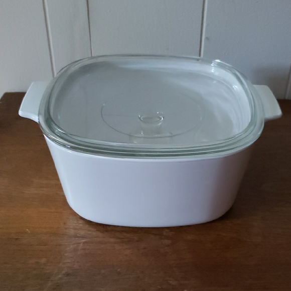Vintage CorningWare Classic White Casserole Dish with Glass Lid - Picture 6 of 7